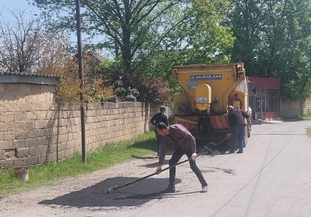 Masallı Rayon ərazisində asfalt örtüyündə təmir işləri aparılır