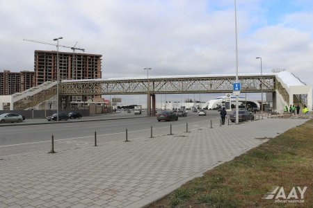 Ziya Bünyadov prospektində yeni yerüstü piyada keçidinin inşası davam edir