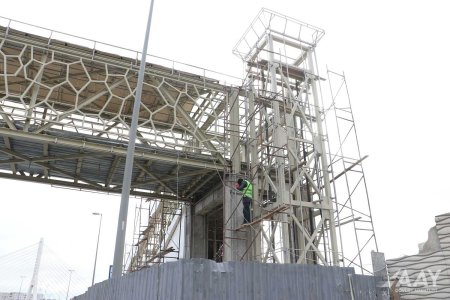 Ziya Bünyadov prospektində yeni yerüstü piyada keçidinin inşası davam edir