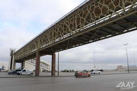 Ziya Bünyadov prospektində yeni yerüstü piyada keçidinin inşası davam edir