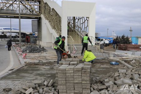 Ziya Bünyadov prospektində yeni yerüstü piyada keçidinin inşası davam edir