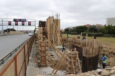 Yeni yerüstü piyada keçidinin inşasına start verilib FOTO