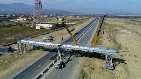 Yeni yerüstü piyada keçidinin inşası davam edir VİDEO/FOTO