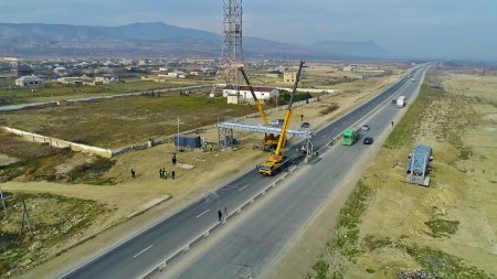 Yeni yerüstü piyada keçidinin inşası davam edir VİDEO/FOTO