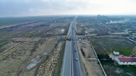 Yeni yerüstü piyada keçidinin inşası davam edir VİDEO/FOTO