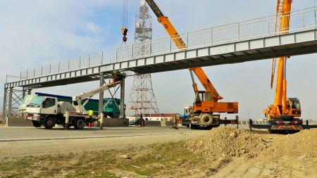 Yeni yerüstü piyada keçidinin inşası davam edir VİDEO/FOTO