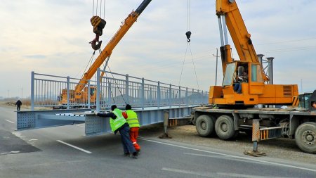 Yeni yerüstü piyada keçidinin inşası davam edir VİDEO/FOTO