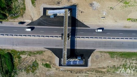 Yeni yerüstü piyada keçidinin inşası yekunlaşıb VİDEO/FOTO