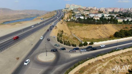 Nazim Hikmət küçəsindən Bakı dairəvi yola çıxışda genişləndirmə işləri həyata keçirilir VİDEO/FOTO