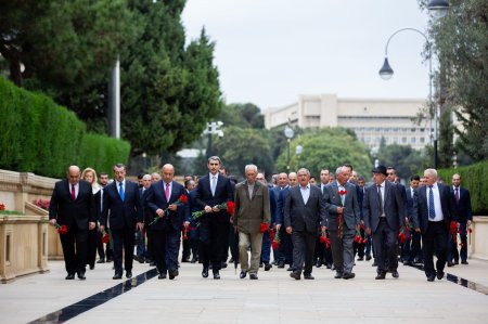 Azərbaycan dəmiryolçularının peşə bayramı münasibətilə Fəxri xiyaban və Şəhidlər xiyabanı ziyarət olunub