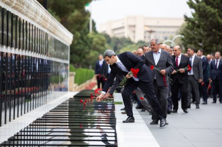 Azərbaycan dəmiryolçularının peşə bayramı münasibətilə Fəxri xiyaban və Şəhidlər xiyabanı ziyarət olunub