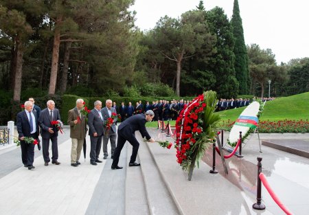 Azərbaycan dəmiryolçularının peşə bayramı münasibətilə Fəxri xiyaban və Şəhidlər xiyabanı ziyarət olunub