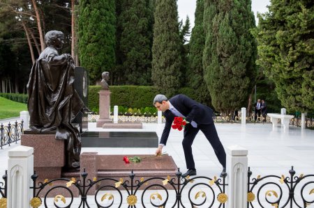 Azərbaycan dəmiryolçularının peşə bayramı münasibətilə Fəxri xiyaban və Şəhidlər xiyabanı ziyarət olunub