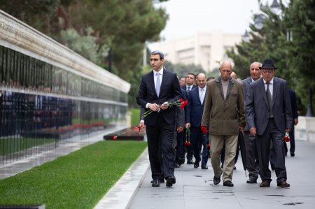 Azərbaycan dəmiryolçularının peşə bayramı münasibətilə Fəxri xiyaban və Şəhidlər xiyabanı ziyarət olunub