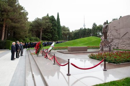 Azərbaycan dəmiryolçularının peşə bayramı münasibətilə Fəxri xiyaban və Şəhidlər xiyabanı ziyarət olunub