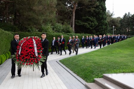 Azərbaycan dəmiryolçularının peşə bayramı münasibətilə Fəxri xiyaban və Şəhidlər xiyabanı ziyarət olunub